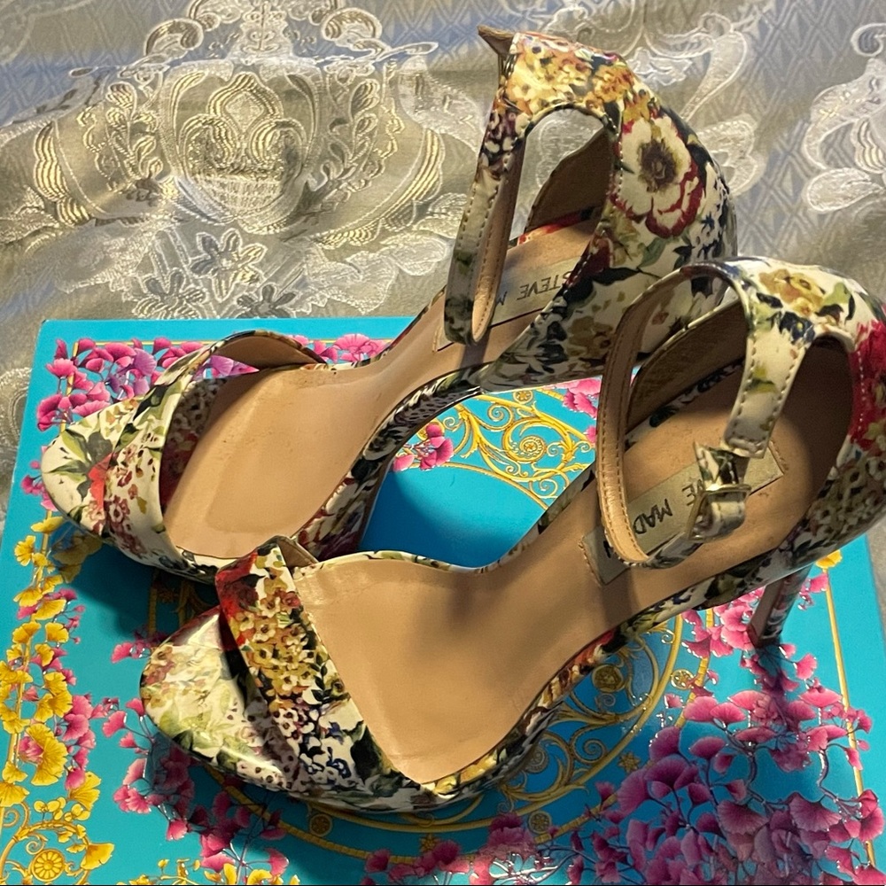 Beautiful flowered platform Steve Madden sandal